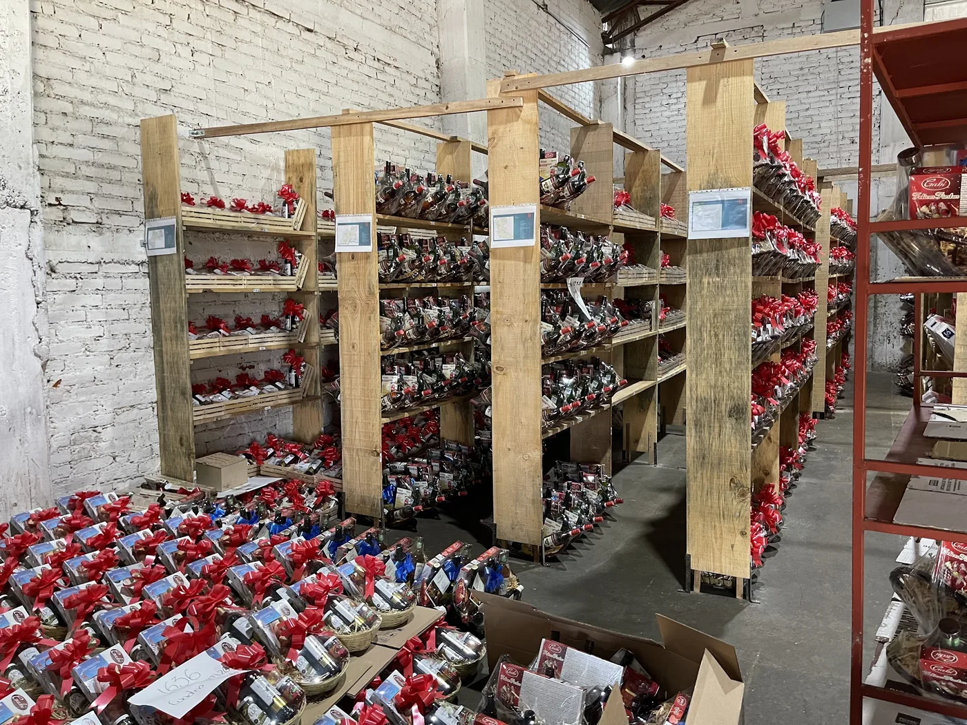 Armado de cajas navideñas corporativas — Canastas y Arcones