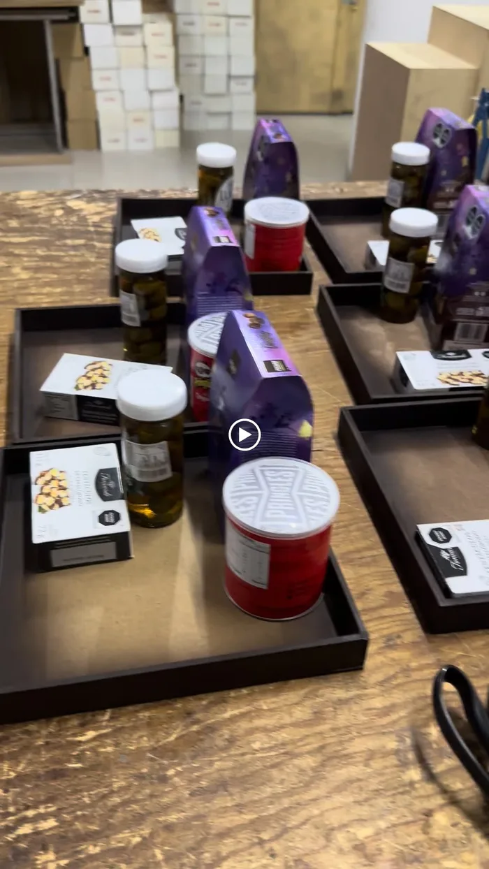 Armado y empaque de cajas navideñas corporativas en taller